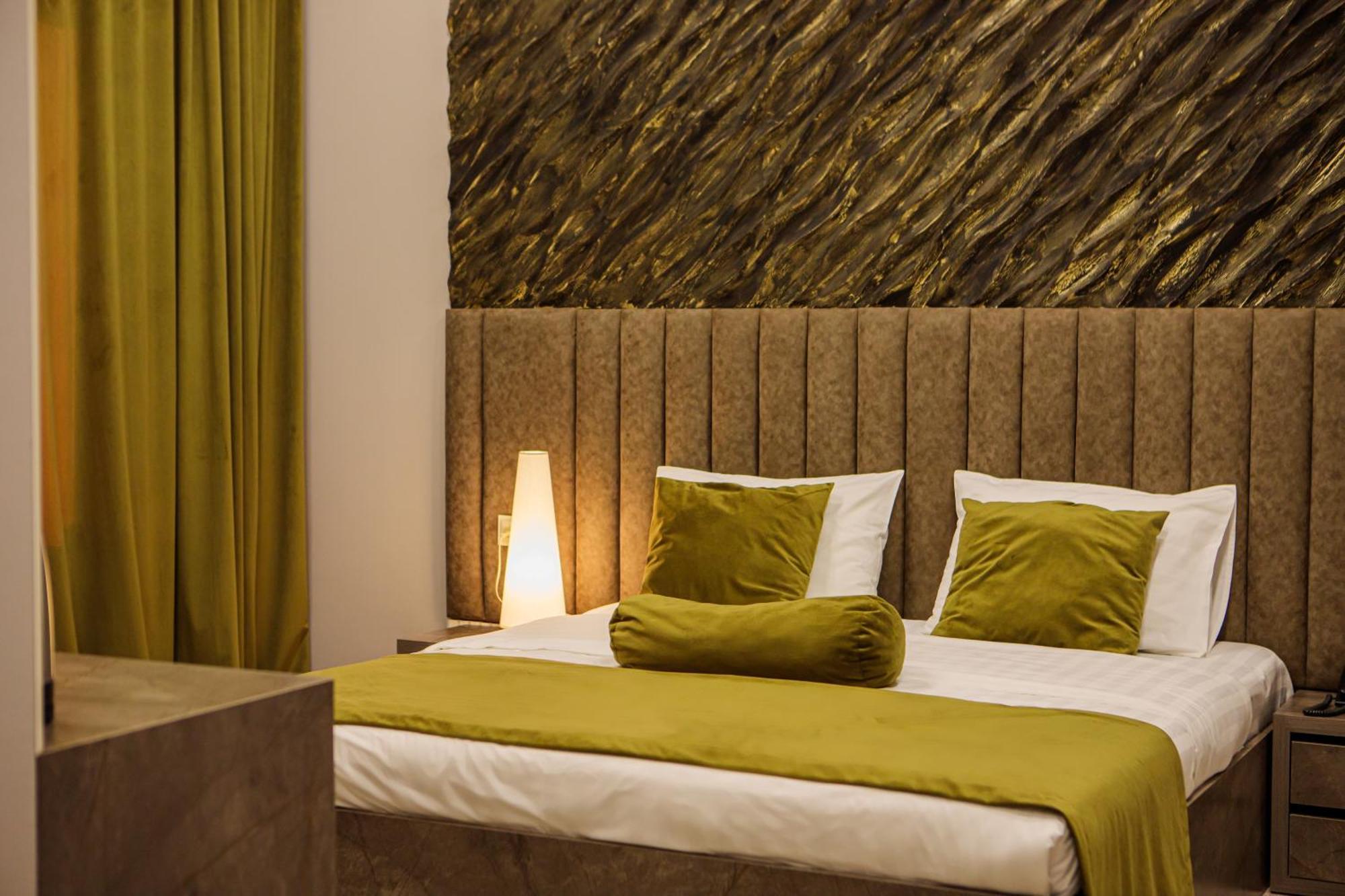 Port Plaza Evn Hotel P'arak'ar Exterior photo