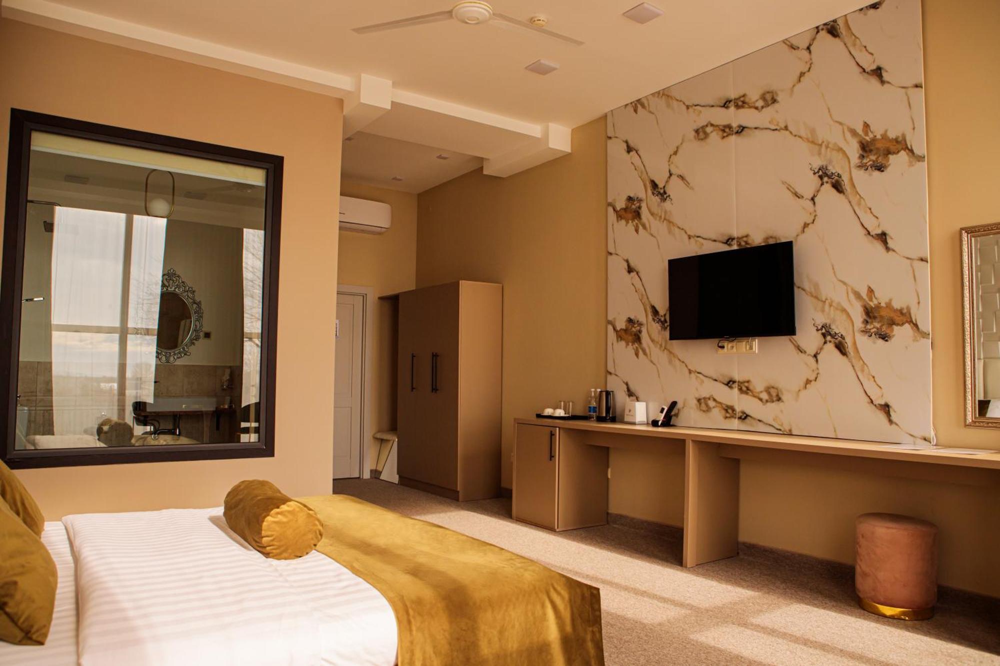 Port Plaza Evn Hotel P'arak'ar Exterior photo