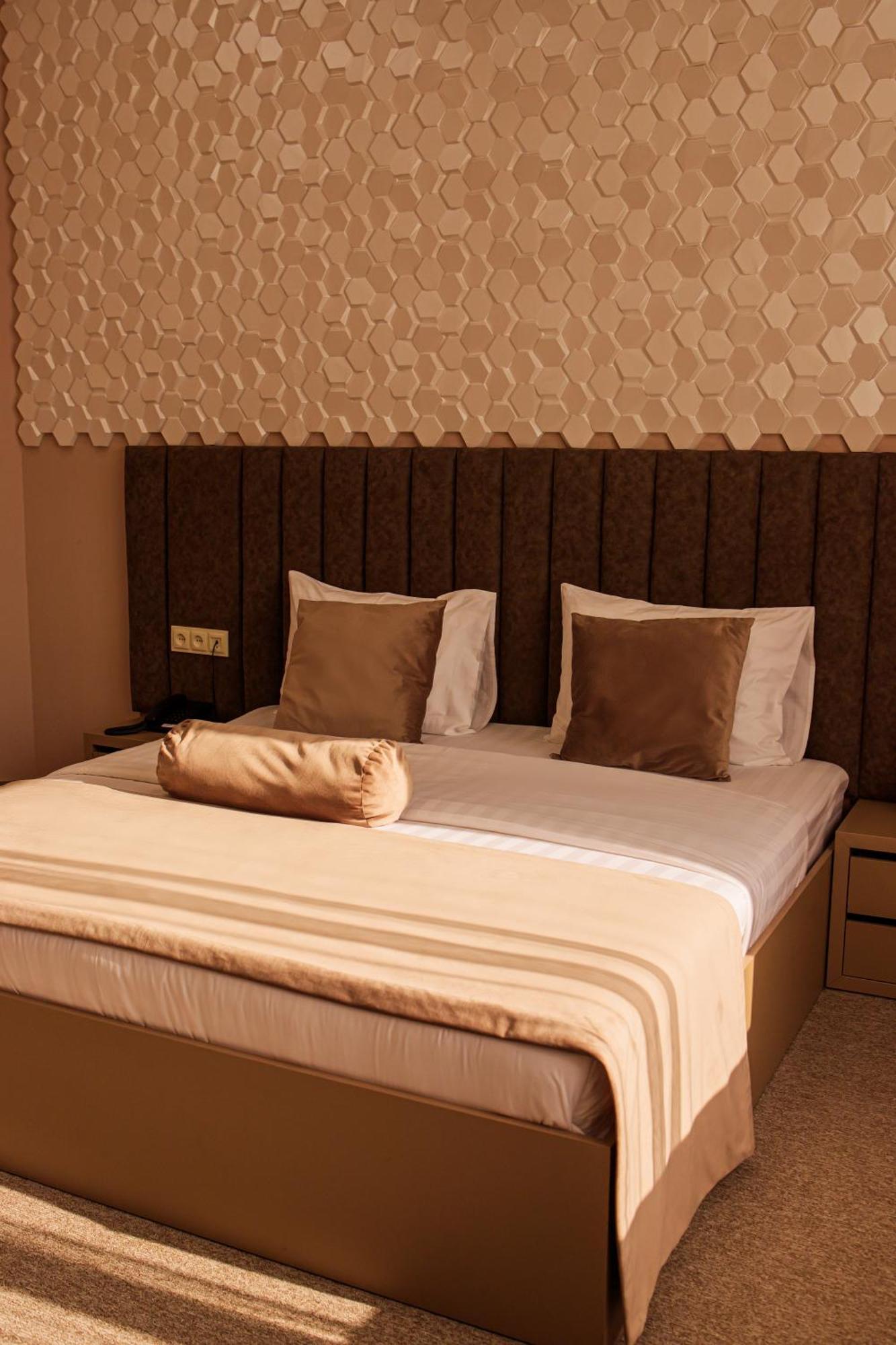 Port Plaza Evn Hotel P'arak'ar Exterior photo