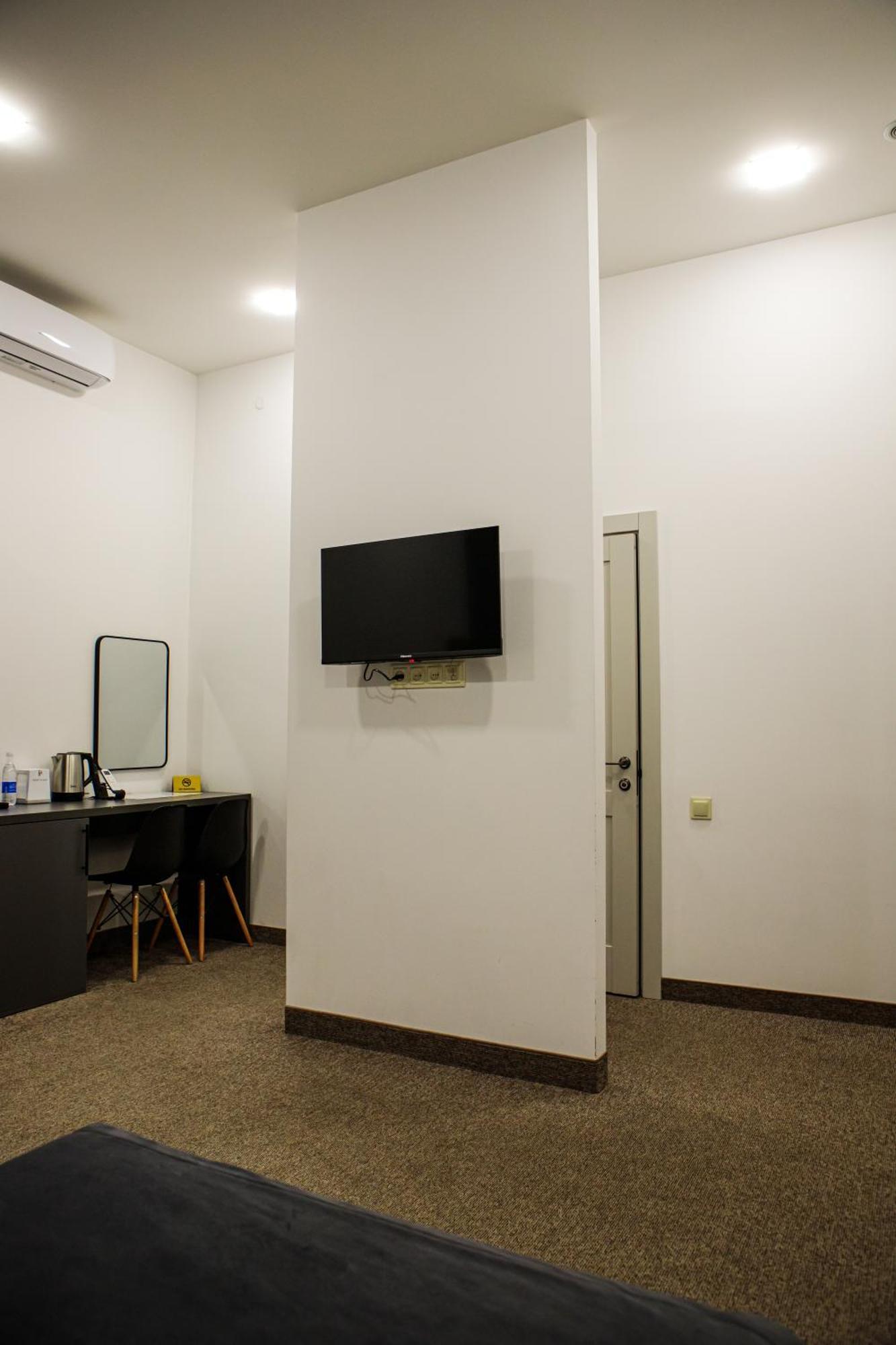 Port Plaza Evn Hotel P'arak'ar Exterior photo